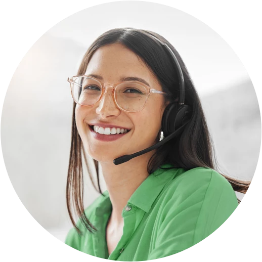 Person mit Headset auf ist am lachen.